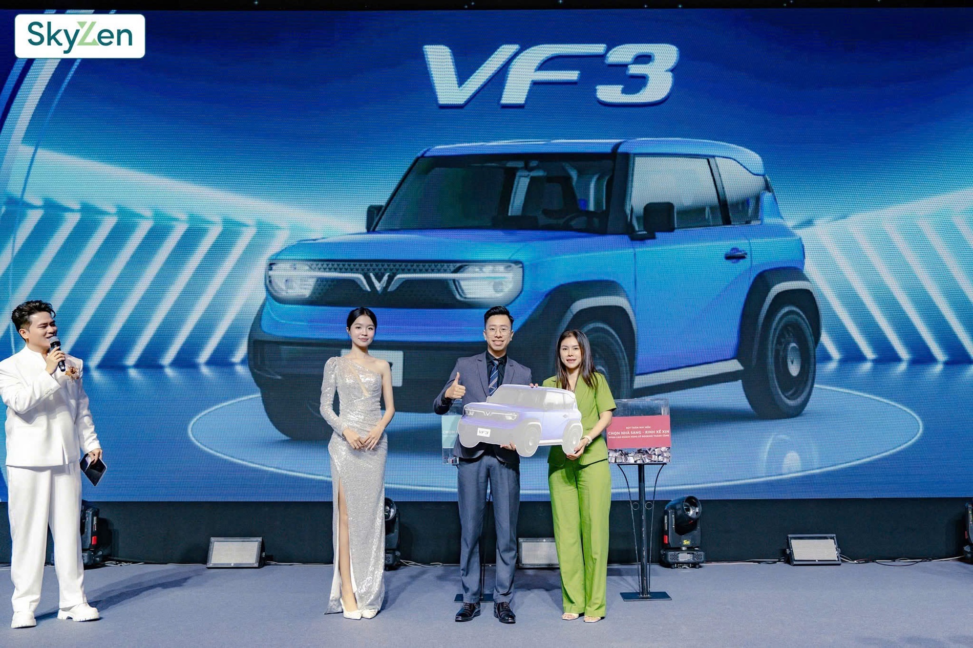 Khách hàng trúng xe VF3 tại sự kiện mở bán Picity Sky Zen 17082025 (1) Khách hàng trúng xe VF3 tại sự kiện mở bán Picity Sky Zen 17082025 (1)