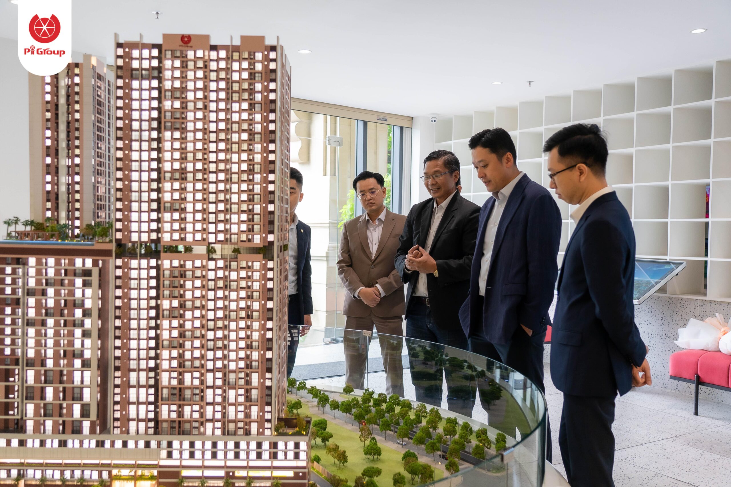 Đại diện Pi Group giới thiệu về dự án Picity Sky Park cho các đại diện Prosperity Đại diện Pi Group giới thiệu về dự án Picity Sky Park cho các đại diện Prosperity