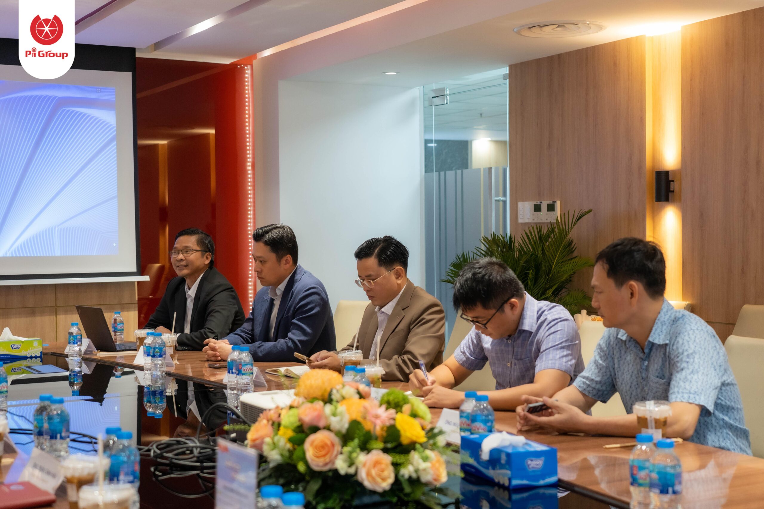 Đại diện Prosperity giới thiệu về công nghệ Human Centric Lighting (HCL) Đại diện Prosperity giới thiệu về công nghệ Human Centric Lighting (HCL)
