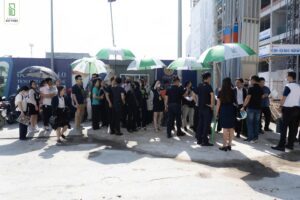 Khách hàng tham quan căn hộ thực tế Picity Sky Park