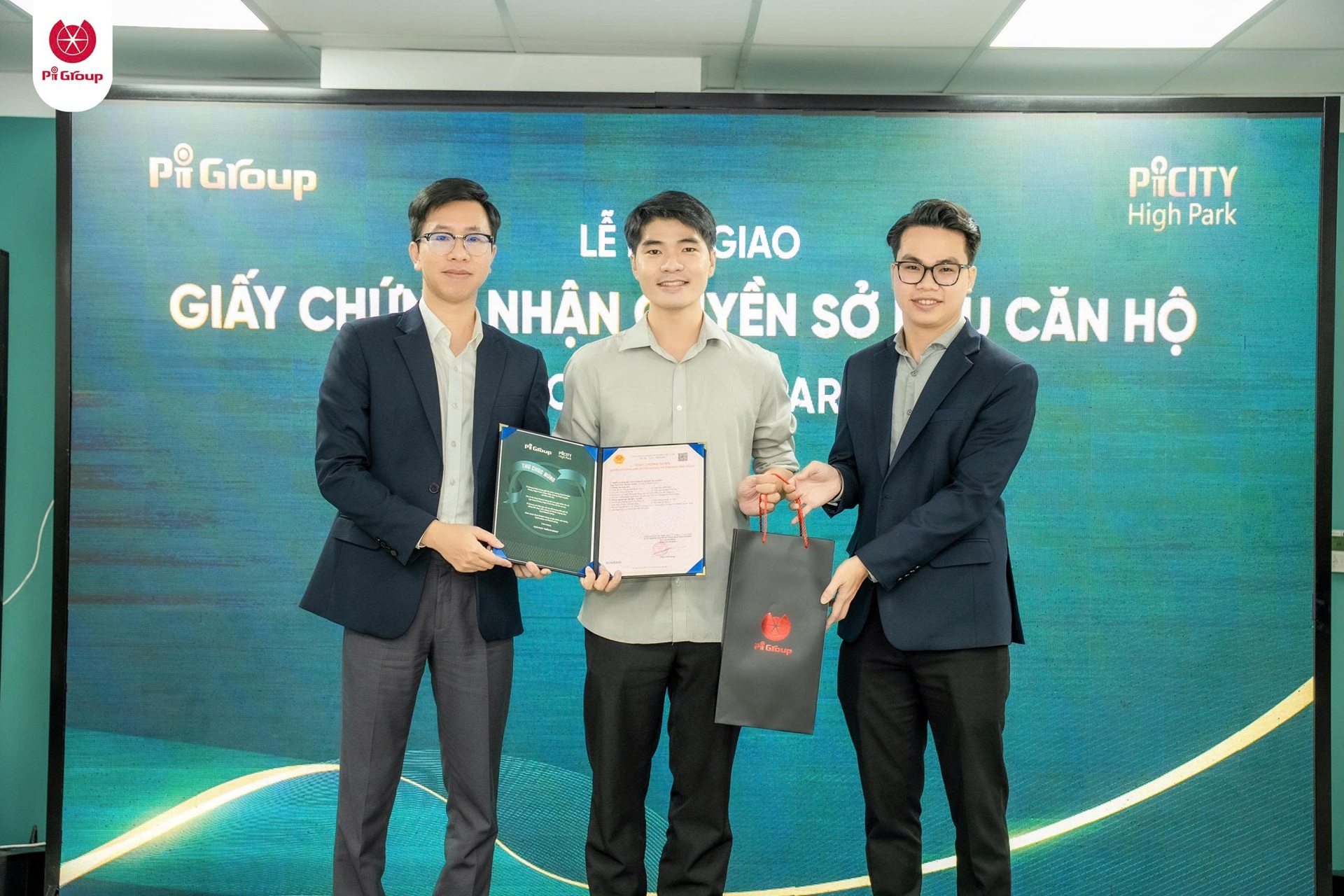 Tập đoàn Pi Group trao giấy chứng nhận quyền sở hữu Picity High Park (1) Tập đoàn Pi Group trao giấy chứng nhận quyền sở hữu Picity High Park (1)
