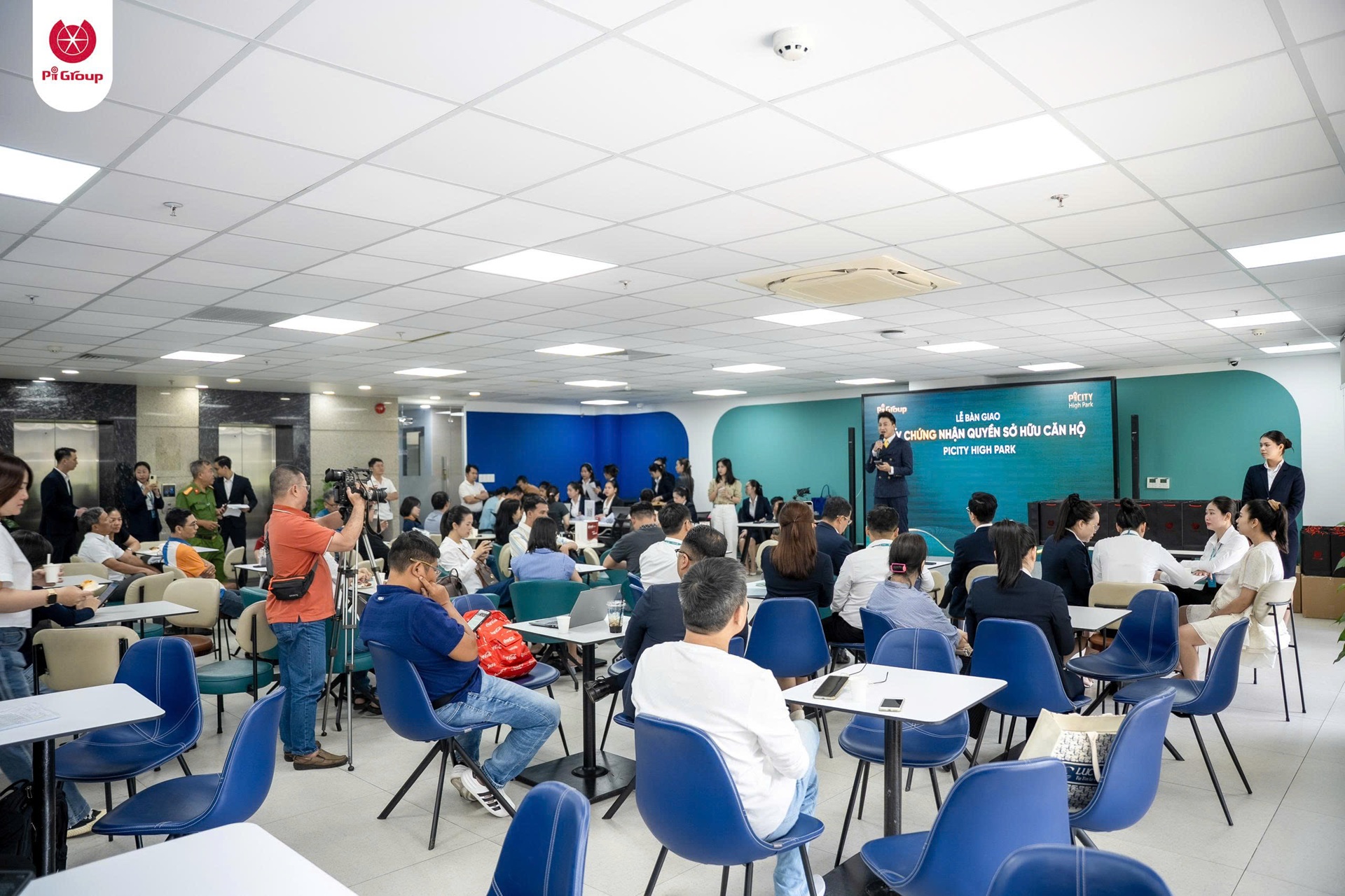 Khách hàng tham dự trao giấy chứng nhận quyền sở hữu Picity High Park Tập đoàn Pi Group trao giấy chứng nhận quyền sở hữu Picity High Park (10)
