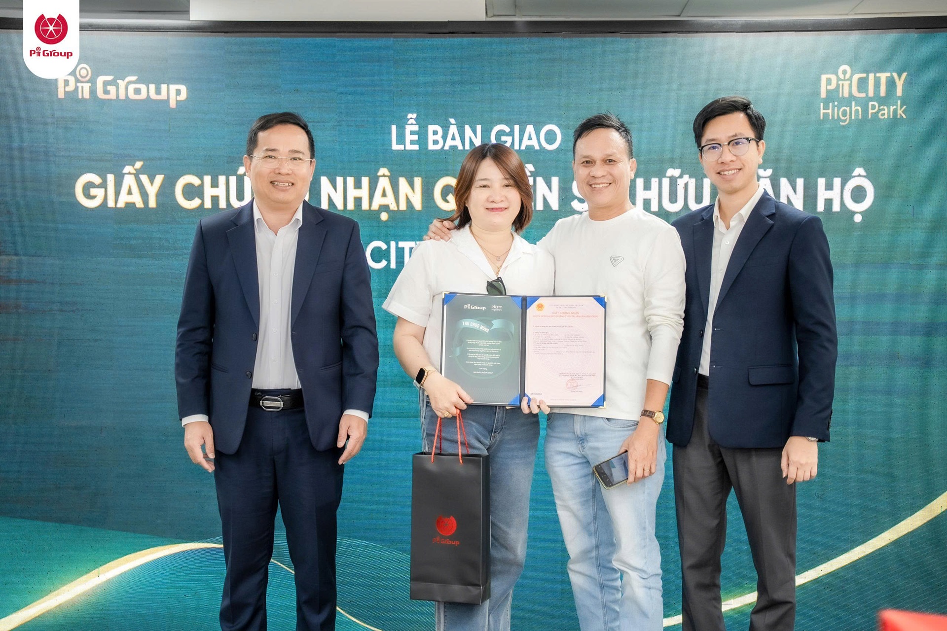 Tập đoàn Pi Group trao giấy chứng nhận quyền sở hữu Picity High Park (11) Tập đoàn Pi Group trao giấy chứng nhận quyền sở hữu Picity High Park (11)