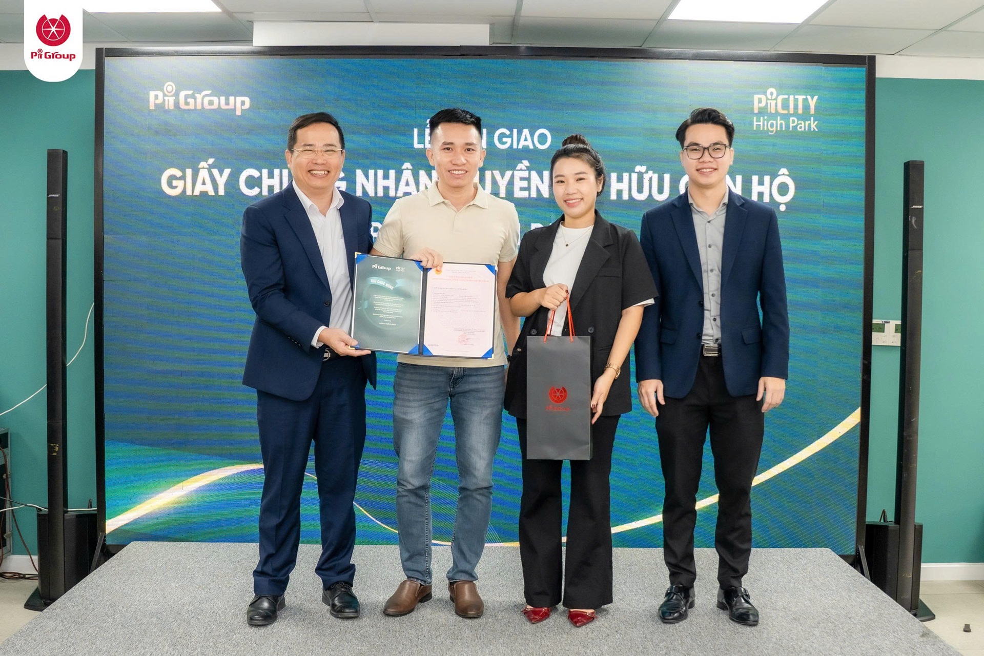 Tập đoàn Pi Group trao giấy chứng nhận quyền sở hữu Picity High Park (12) Tập đoàn Pi Group trao giấy chứng nhận quyền sở hữu Picity High Park (12)
